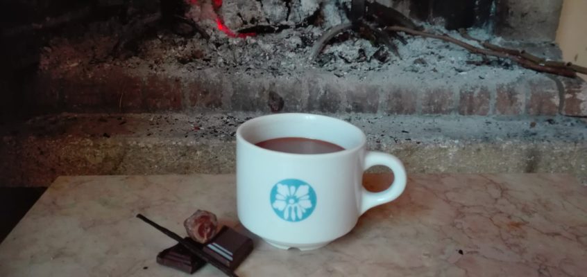 Gor&aogon;ca czekolada, ogie&nacute; w kominku i opowie&sacute;ci